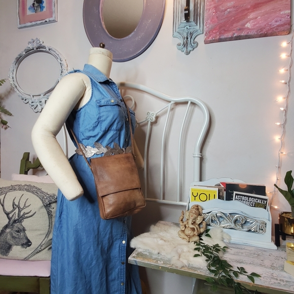 Sven berkeley leather small light brown crossbody - Picture 9 of 11